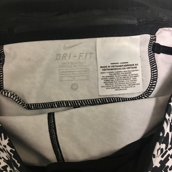 Nike Drifit Crop Black & White Print Legging Size Medium - Picture 7 of 7